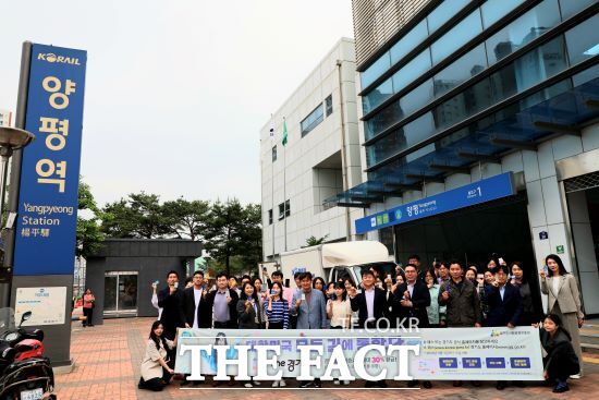 경기도시장상권진흥원은 20일 오전 김경호 원장 직무대행을 포함한 임직원 50여 명과 함께양평역과 양평 물맑은시장에서 The 경기패스 홍보 활동을 진행했다고 밝혔다./경상원