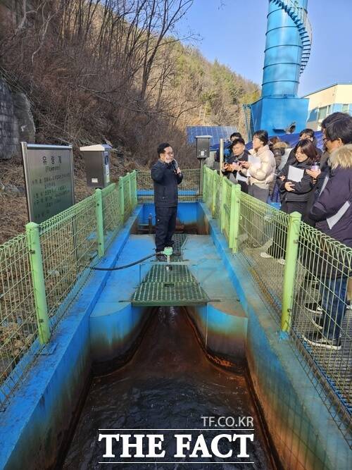 한국광해광업공단은 지난 19일부터 14일간 라오스 에너지광산부 공무원 15명을 초청해 에너지자원산업 전주기 인력 및 정보관리 역량강화를 주제로 연수를 진행한다. 사진은 지난해 광산 지하수 정화 시스템을 설명하고 있는 모습. / 태백=박병립 기자