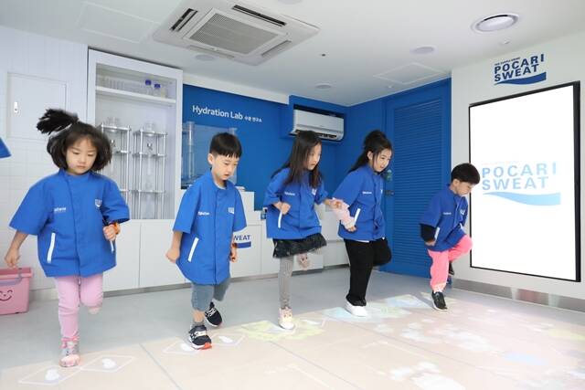 지난 19일 서울 송파구 키자니아 서울 포카리스웨트 수분 연구소에서 임직원 자녀들이 체험 활동에 참여하고 있다. /동아오츠카