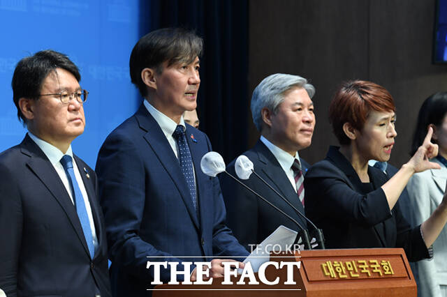 조국 조국혁신당 대표와 당선인들은 지난 17일 국회 소통관에서 개헌특위 설치 및 제7공화국 개헌 제안관련 기자회견을 하며 윤석영 대통령이 자신의 임기 단축에 동의하고 우리가 말하는 개헌에 동의한다면 지금까지의 국정운영 실패, 무능, 무책임에도 불구하고 헌법을 바꿨다는 점에서 기여한 대통령으로 역사에 남을 것이라고 주장했다. /이새롬 기자