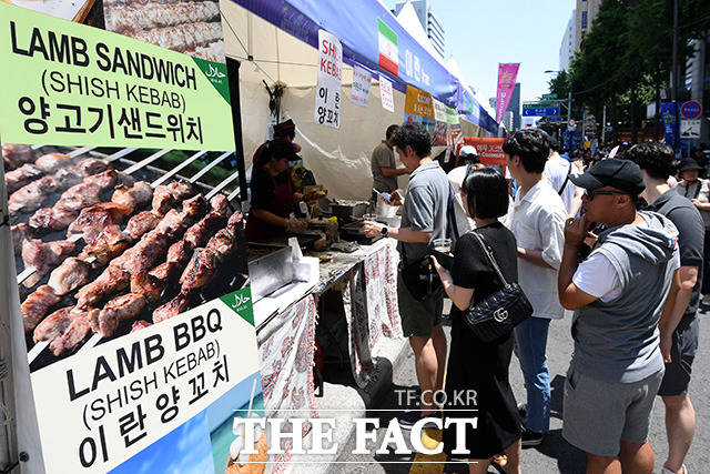 2023년 6월 18일 오후 서울 종로구 청계광장에서 열린 서울세계도시문화축제에서 시민들이 부스를 둘러보고 있다. /남용희 기자