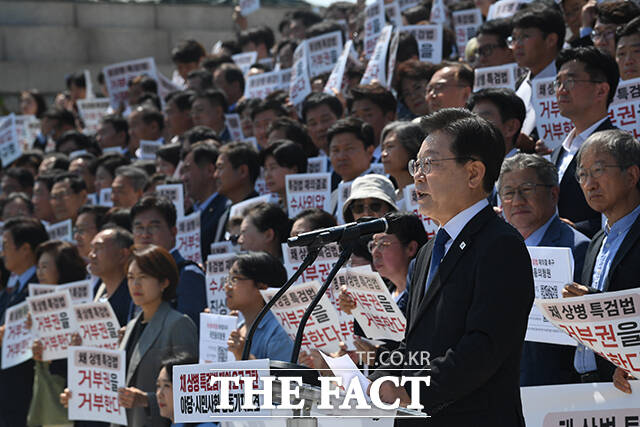 이재명 더불어민주당 대표가 21일 오후 서울 여의도 국회 본관 앞 계단에서 열린 채 상병 특검법 재의 요구 규탄 야당·시민사회 공동 기자회견에서 발언하고 있다. /국회=남윤호 기자