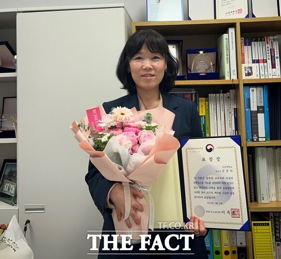 신경아 신성대 임상병리과 교수가 스승의 날 교육부 장관 표창을 수상했다. /신성대