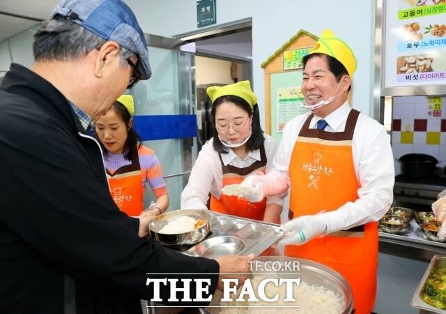 공영민 고흥군수는 21일 5월 가정의 달을 맞아 고흥군 노인복지관 내 무료 경로식당을 찾아 종사자와 봉사자를 격려하고 200여 명의 어르신들에게 직접 식사를 배식하며 어르신들의 안부를 살폈다./고흥군