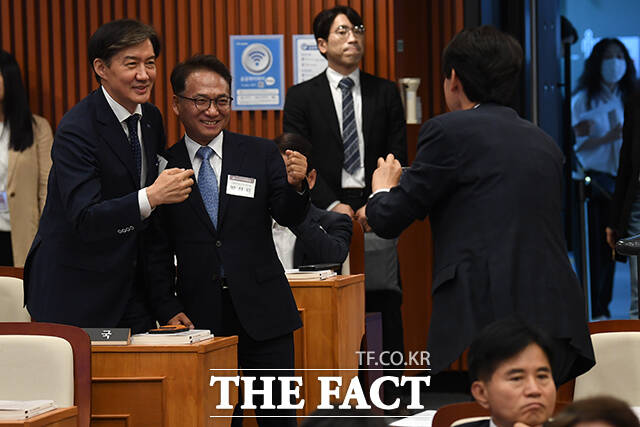 연찬회에 앞서 박선원 더불어민주당 당선인(왼쪽 두 번째)과 기념사진 남기는 조국 대표.