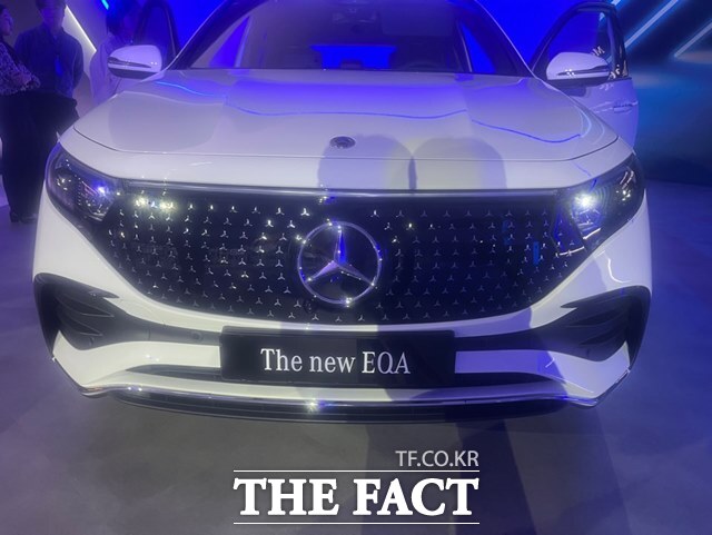 벤츠 코리아는 21일 도심형 콤팩트 전기 SUV EQA와 패밀리 전기 SUV EQB 부분변경 모델 더 뉴 EQA와 더 뉴 EQB를 공식 출시한다고 밝혔다. 사진은 더 뉴 EQA. /최의종 기자