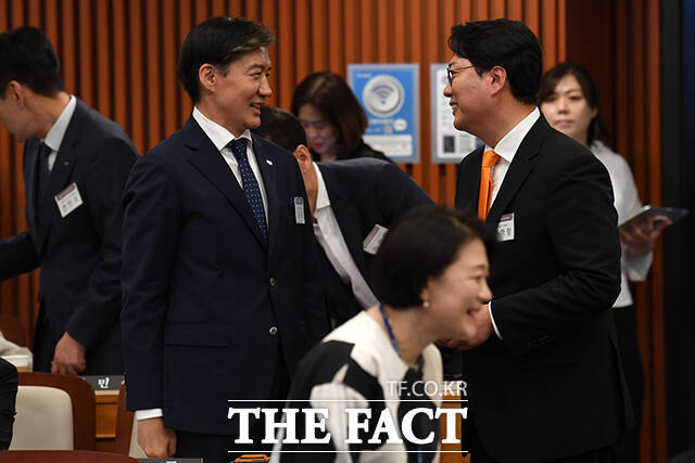 조국 대표가 천하람 개혁신당 당선인(오른쪽)과 인사하고 있다.