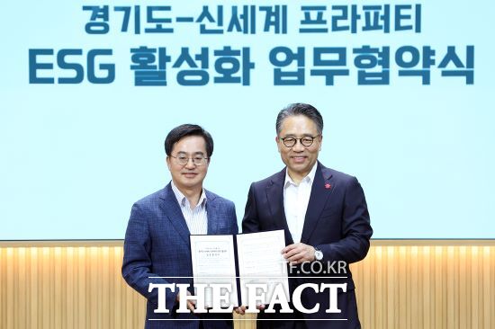 김동연 경기도지사와 임영록 신세계 프라퍼티 대표이사는 21일 스타필드 수원 별마당도서관에서 ‘경기도-신세계 프라퍼티 ESG 활성화 업무협약’을 체결했다./경기