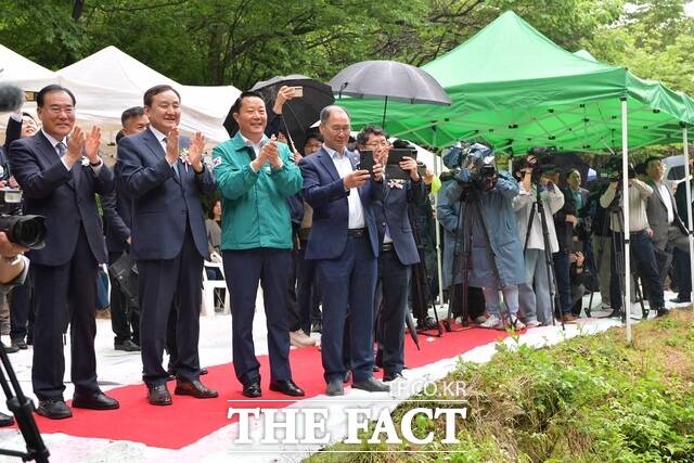 지난달 29일 전북 순창군 구림면 도수터널 차수벽 철거 행사에 참석한 이병노 담양군수(사진 왼쪽에서 두 번째)가 2m 높이의 콘크리트 차수벽이 허물어지는 것을 보고 환한 미소를 짓고 있다./담양군