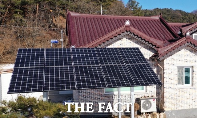 신재생에너지 융복합지원사업은 지역주민의 에너지 비용 절감을 위해 자가소비용인 주택용 신재생에너지원(태양광, 태양열, 지열) 설비의 설치비용 일부를 지원하는 사업이다. / 정읍시