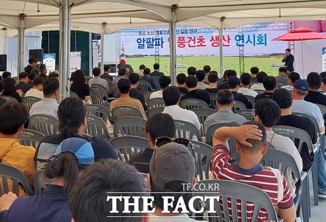 21일 충남 논산시가 부적면 왕덕리 한 농가(예담영농조합법인)에서 ‘알팔파 열풍건초 생산’ 연시회를 열고 있다. /논산시