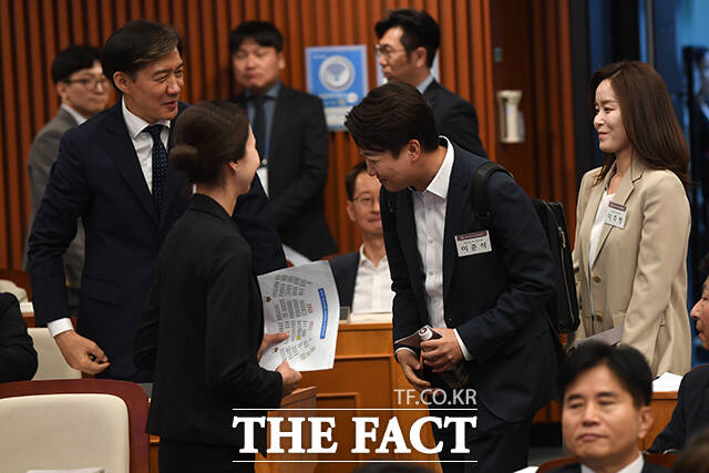 인사하는 조국 조국혁신당 대표와 이준석 개혁신당 당선인, 이주영 개혁신당 당선인(왼쪽부터).