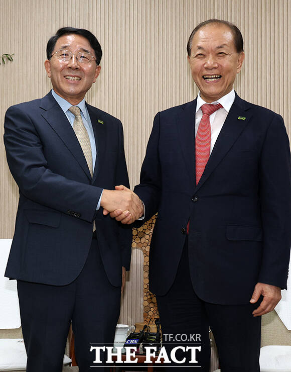 황우여 국민의힘 비상대책위원장(오른쪽)이 21일 오전 서울 종로구 한국기독교교회협의회(NCCK)를 예방해 김종생 총무에게 100주년 기념 배지를 선물 받은 후 기념촬영을 하고 있다. /국회사진취재단