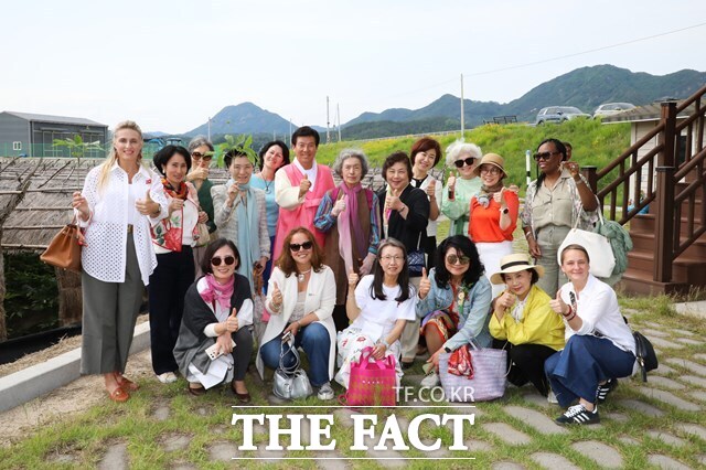 주한외교대사 가족들이 20일 금산세계인삼축제 명예홍보대사로 위촉 된 후 제원면 삼락원을 방문해 인삼의 생태와 재배과정을 살펴봤다. /금산군