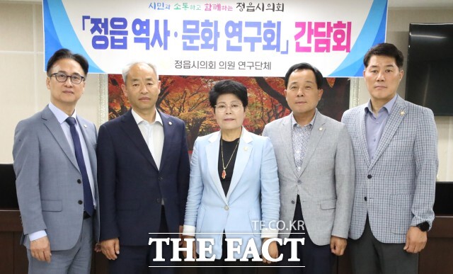 간담회에서는 연구회의 활동 목적과 향후 일정 공유 및 세부적인 정책연구 과제에 대하여 논의하였으며 정읍시가 가지고 있는 역사·문화 자원의 계승·발전을 위한 입법활동과 지원방안에 대해서도 의견을 나눴다. / 정읍시의회