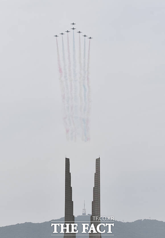 천안 K-컬처 박람회가 22일 오후 충남 천안 독립기념관에서 열린 가운데, 공군 특수비행팀 블랙이글스가 축하 비행을 선보이고 있다. /천안=박헌우 기자