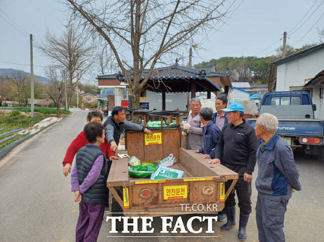 충남 청양군농업기술센터가 시행하는 농기계 순회 수리․교육과 임대 사업이 농업인들로부터 큰 호응을 얻고 있다./청양군