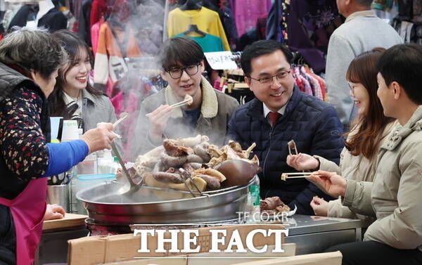 박희조 동구청장이 동구 중앙시장 먹자골목에서 젊은 공무원들과 순대를 먹으며 허심탄회한 이야기를 나누고 있다. / 대전 동구