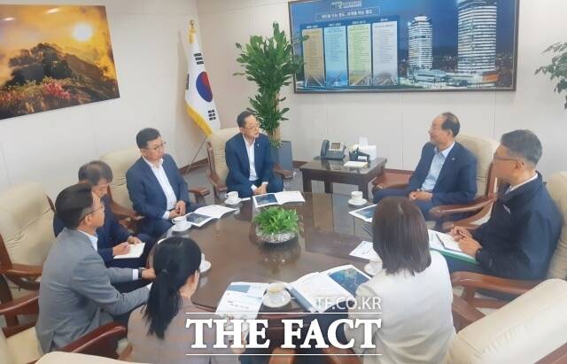 명현관 해남군수가 21일 제5차 국가철도망구축사업 등 주요 현안사업을 해결하기 위해 중앙부처와 철도공단을 잇따라 방문하는 광폭 행보를 가졌다./해남군