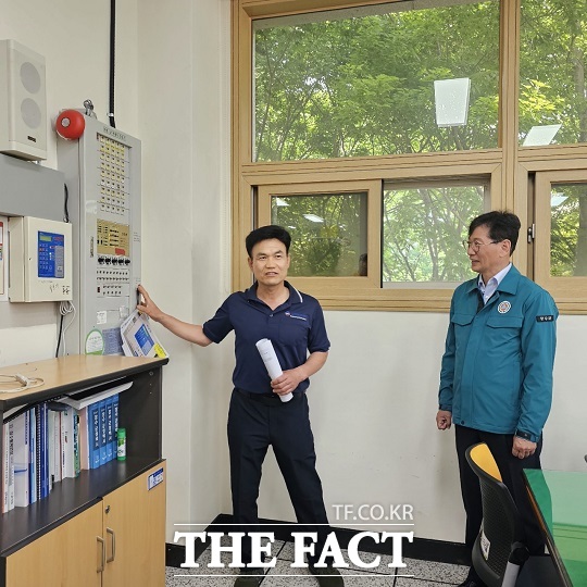 최훈식 군수가 21일 장수 한누리전당을 찾아 직접 현장점검을 실시했다./장수군