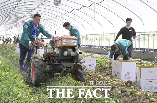 최영일 군수가 농가들의 어려움과 애로사항을 청취하기 위해 직영농 현장을 찾았다./순창군