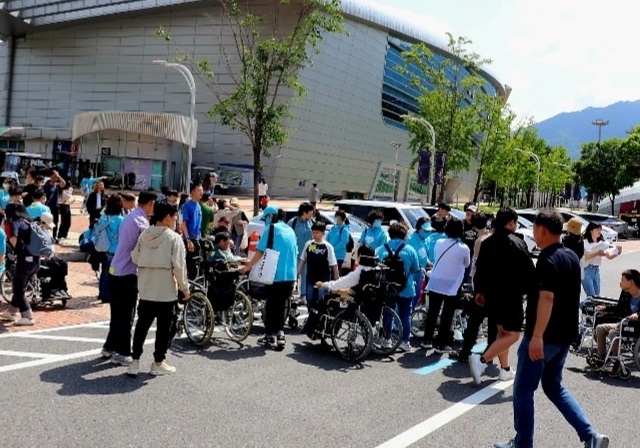 가수 임영웅 팬클럽 영웅시대 봉사나눔방 라온이 35번째 급식봉사와 기부를 진행했다. 누적 기부액은 현금 9073만 원과 물품 1816만 원 등 현재까지 총 1억889만 원이다. /영웅시대