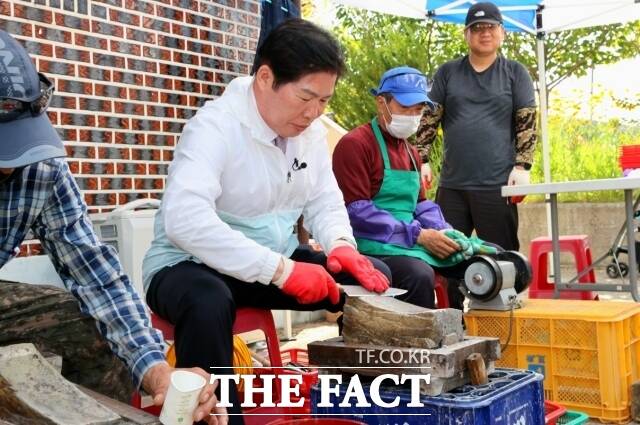 고흥군은 23일 영남면 사도마을에서 금사리 4개 마을 주민 620여 명을 대상으로 어깨동무봉사단을 운영했다./고흥군