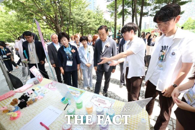 임태희 경기도교육감이 23일 부천 경기국제통상고에서 열린 경기도 상업교육 페스티벌에 참석해 행사장을 둘러고 있다./경기도교육청