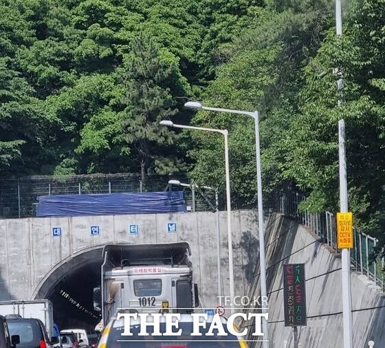 최근 부산 도시고속도로 대연터널 위에 꾀·끼·깡·꼴·끈이라는 뜻을 알 수 없는 문구가 설치돼 시민들의 이목을 끌었다./독자 제공