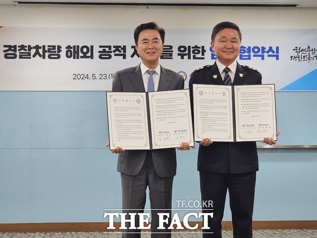 김태흠 충남도지사(왼쪽)와 오문교 충남경찰청장은 23일 도청 소회의실에서 경찰 차량 라오스인민민주공화국 무상 지원 추진을 위한 업무협약을 체결하고 있다. /이정석 기자