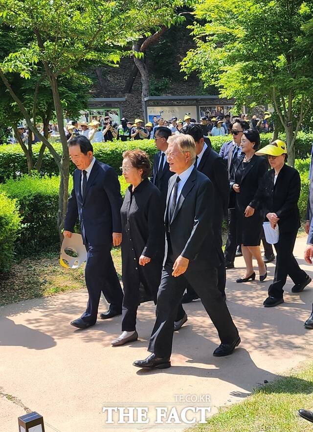 23일 노무현 전 대통령 서거 15주기 추도식에 참석한 문재인 전 대통령과 노 전 대통령의 배우자 권양숙 여사가 묘역 참배를 위해 나란히 걷고 있다./김해=강보금 기자