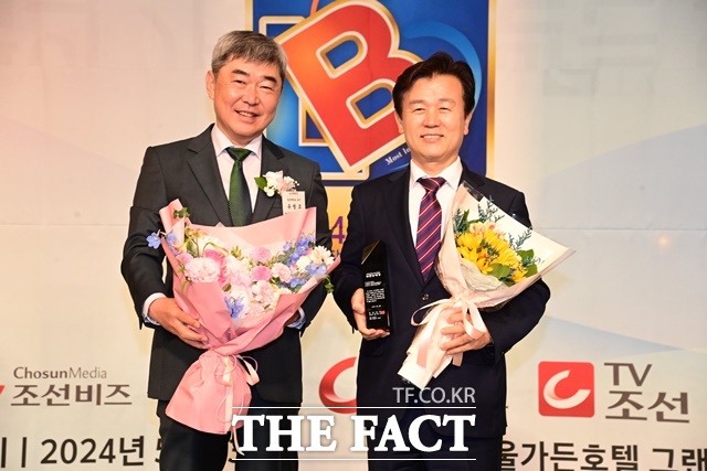 조규일 진주시장(오른쪽)이 ‘제14회 2024 한국의 가장 사랑받는 브랜드 대상’ 시상식에서 아이 키우기 좋은 도시 부문 대상 수상 후 기념 촬영을 하고 있다./진주시