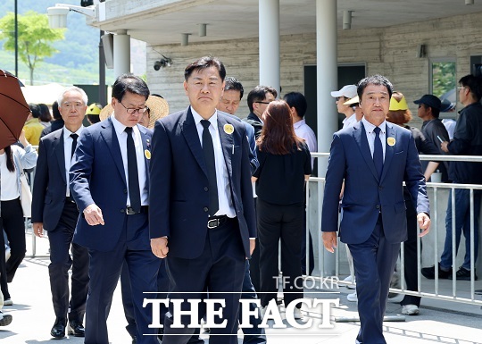 김관영 전북도지사가 23일 경남 김해시 진영읍 봉하마을에서 열린 고 노무현 전 대통령 서거 15주기 추도식에 참석하고 있다./전북도