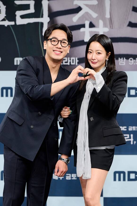 배우 김남희(왼쪽)와 김희선은 MBC 새 금토드라마 우리, 집에서 부부 호흡을 맞춘다. /MBC