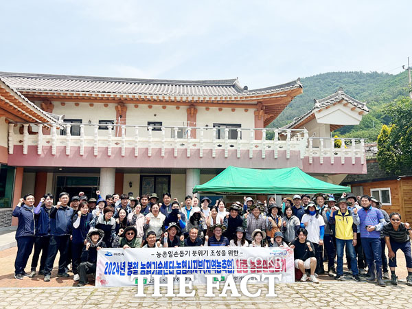 전남 여수시 농업기술센터와 율촌면, 농협시지부(지역농협) 직원 등 100여명이 지난 22일 율촌면 가장리 소재 친환경마늘밭에서 농촌 일손돕기에 앞서 기념촬영을 하고 있다./여수시