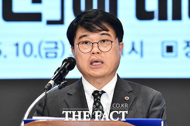 경찰이 전공의 집단사직을 부추긴 의혹을 받는 임현택 대한의사협회(의협) 회장 수사와 관련해 다음 주 참고인 신분으로 전공의들을 불러 조사한다. 임현택 대한의사협회 회장이 10일 오전 서울 용산구 대한의사협회 회관에서 윤석열 대통령 기자회견에 대한 대한의사협회 입장 브리핑을 열고 입장을 밝히고 있다. /박헌우 기자