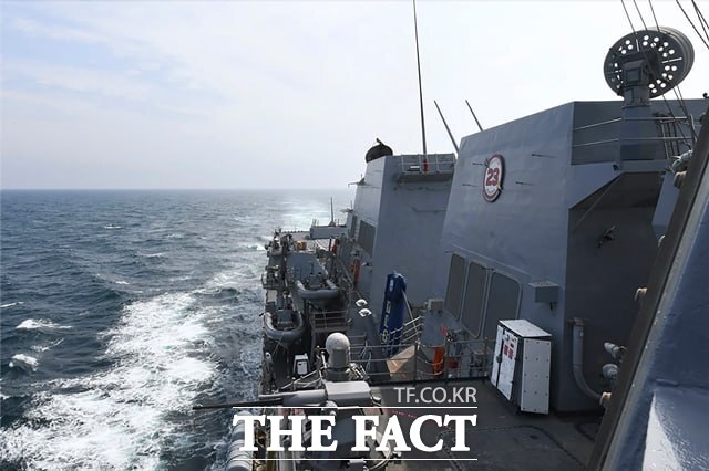 미 해군이 제공한 사진으로 알레이버크급 유도미사일 구축함 할시호가 지난 8일 대만해협에서 정기 통행작전을 실행하고 있는 모습. /AP=뉴시스