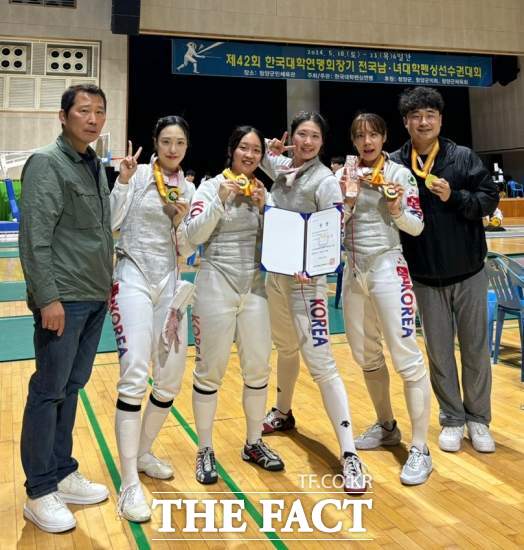 제42회 한국대학펜싱연맹회장기 우승한 대구대 펜싱부의 고낙춘 감독(맨왼쪽)과 여자 선수들이 기념 촬영을 하고 있다./ 대구대