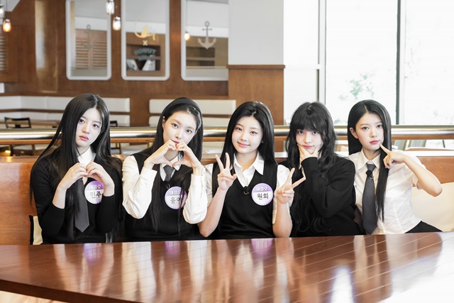 아일릿 멤버 원희(왼쪽에서 세 번째)가 아는 형님에서 고1 때 고속터미널에서 캐스팅 제안을 받았다고 밝힌다, /JTBC