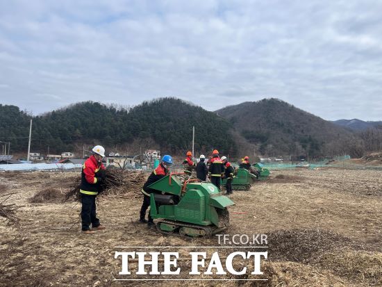 경기도는 지난 2월 1일부터 이달 15일까지 ‘2024년 봄철 산불조심기간’ 운영한 결과, 전년 동기간 대비 산불발생이 39% 감소했다고 24일 밝혔다.사진은 산물 발생 예방을 위한 영농부산물 파쇄작업 현장 전경./경기