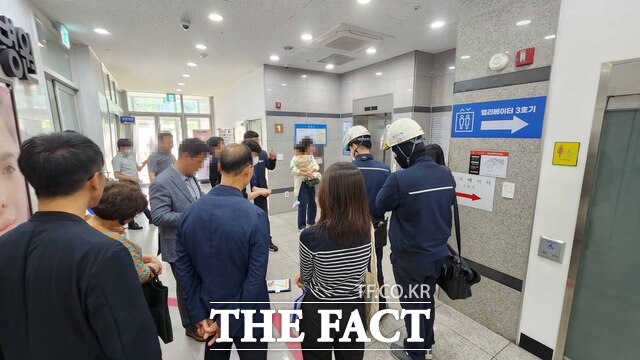 21일 오후 3시 대구 중구 한 메디빌딩에서 한국전력 대구본부 관계자들이 전원을 차단하려고 하자 병원 관계자들과 시민들이 항의를 하고 있다./대구=김민규 기자