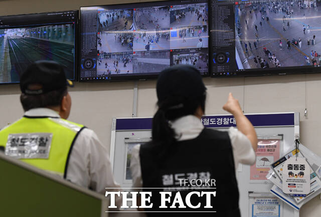 서울역 철도 경찰 사무실에서 관계자들이 역내 CCTV를 살피고 있다.