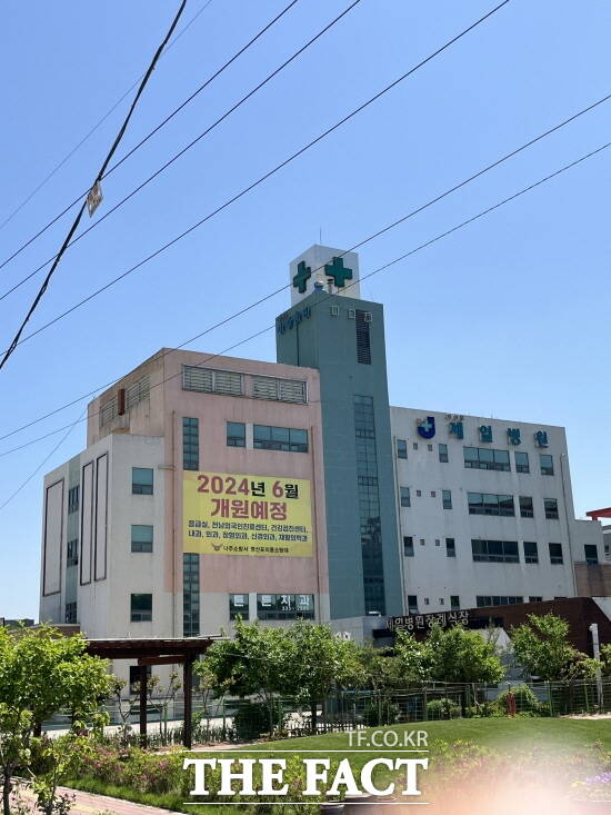 오는 6월 개원을 앞두고 수개월째 공사가 중단된 공공형 종합병원 전경(옛 영산포 제일병원 건물)/김현정 기자