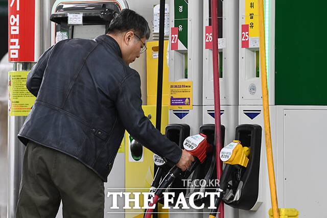 이번 주 국내 주유소 휘발유·경유 주간 평균 판매가격이 동반 하락했다./서예원 기자