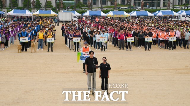 25일 서산 한서대학교에서 열린 ‘제20회 충남교육행정 어울림 한마당’에서 참가자 선서를 하고 있다. /충남교육청