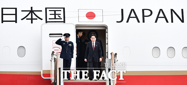 기시다 후미오 일본 총리가 26일 오후 경기 성남시 서울공항에 도착하고 있다. /서울공항=박헌우 기자