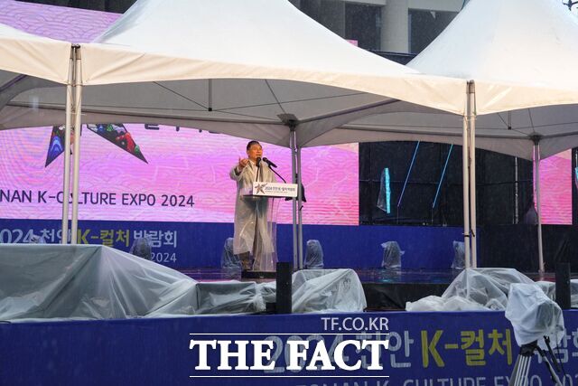 26일 박상돈 천안시장이 독립기념관 겨레의 큰마당에서 열린 ‘2024 천안 K-컬처박람회’ 폐막식에 인사말을 하고 있다. /천안시