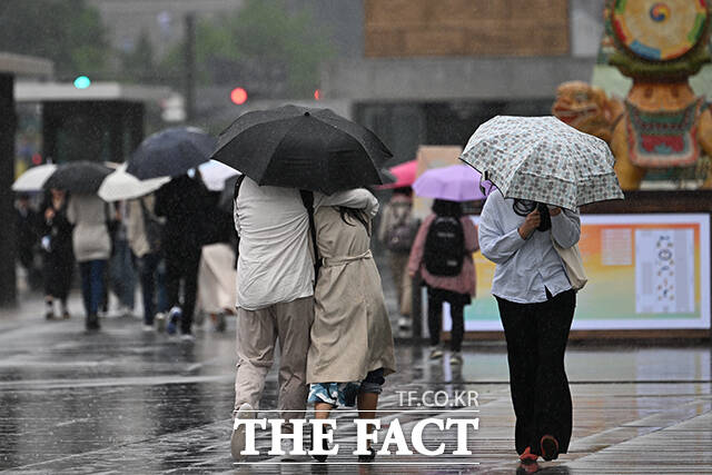 월요일인 27일은 전날부터 내린 비로 평년보다 다소 쌀쌀하겠다. 15일 오후 서울 종로구 광화문 광장에서 시민들이 우산을 쓴 채 걸음을 재촉하고 있다. /남윤호 기자