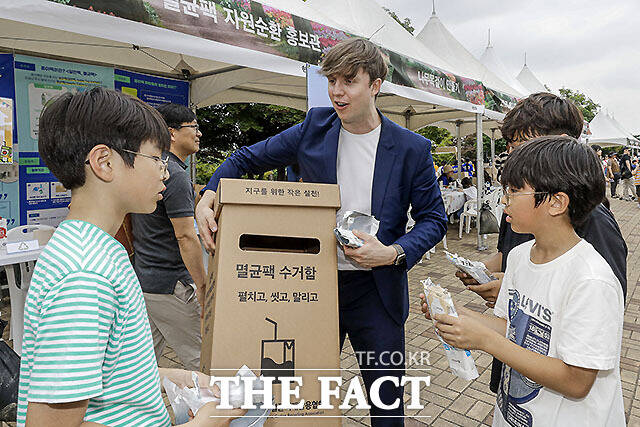 글로벌 식품 전처리 및 포장 전문 기업 테트라팩 코리아가 25일 서울 마포구 상암동 월드컵공원 내 에너지드림센터 잔디마당에서 ‘제12회 난빛축제’를 개최했다. 테트라팩 브랜드 앰배서더 줄리안 퀸타르트(가운데)와 테트라팩 에코 서포터즈, 나우리 중등연합 학생들이 종이팩 수거함에 멸균팩을 넣고 있다.