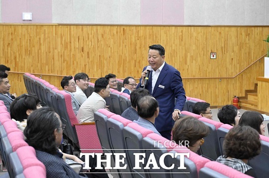 최영일 순창군수가 전북비전포럼 워크숍에서 ‘군민 행복도시 순창’을 주제로 특강을 하고 있다./순창군